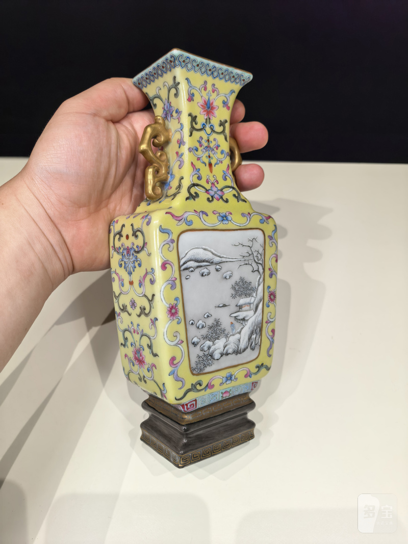 民国 黄地粉彩描金缠枝莲开光山水龙耳瓶 - 图8